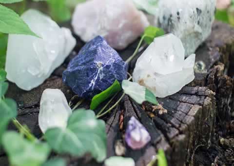 Magia dos cristais com pedras energéticas para amor prosperidade e proteção